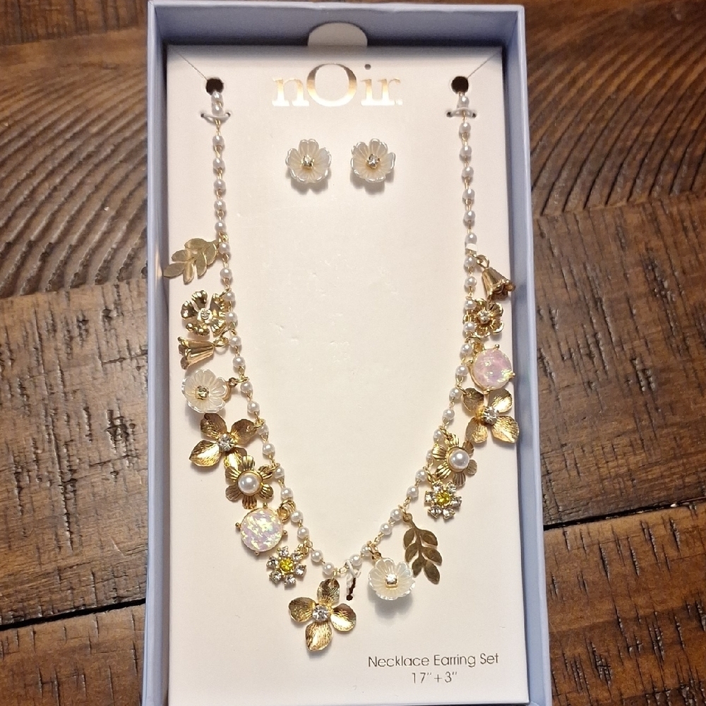 nOir Jewelry Gold and White Floral Necklace Set